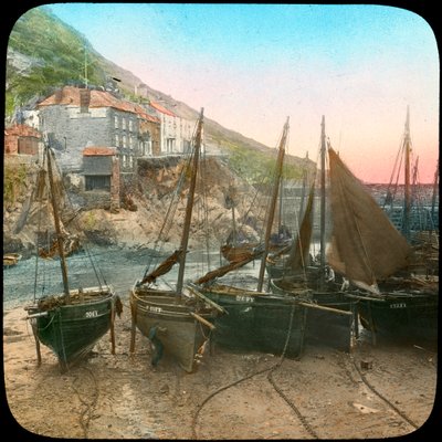 Fiskerflåde ved lavvande, Polperro, Cornwall, slutningen af det 19. eller begyndelsen af det 20. århundrede af Church Army Lantern Department