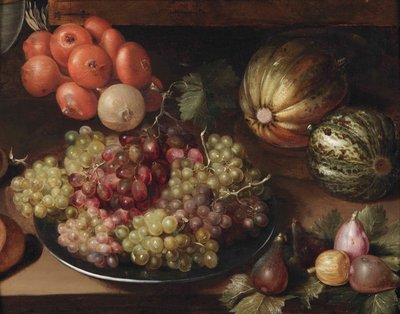 Hvide og røde druer på en tintallerken, en række løg, to meloner og figner, alt sammen på et træbord af Circle of Georg Flegel