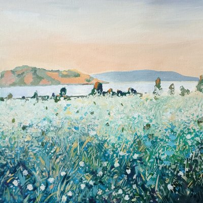 Hvide vilde blomster ved vandet af Claire Whitehead