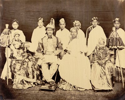 Jung Bahadoor med sin hovedkone, 2 døtre og slavepiger af Clarence Comyn Taylor
