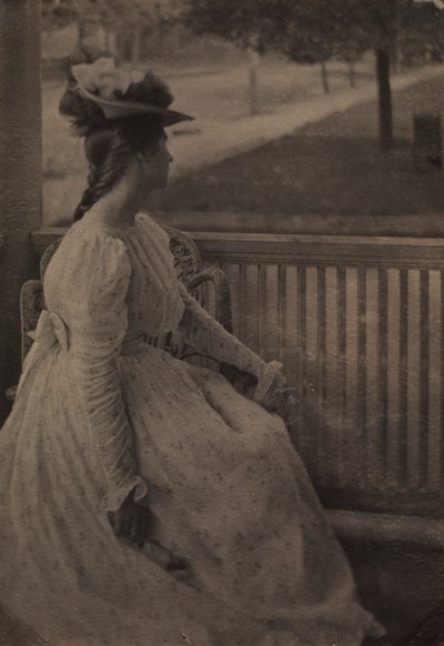 På verandaen Julia Hall McCune, ca. 1897. af Clarence H. White