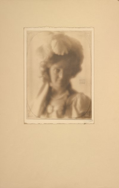[Portræt af en kvinde i kostume]. af Clarence H. White