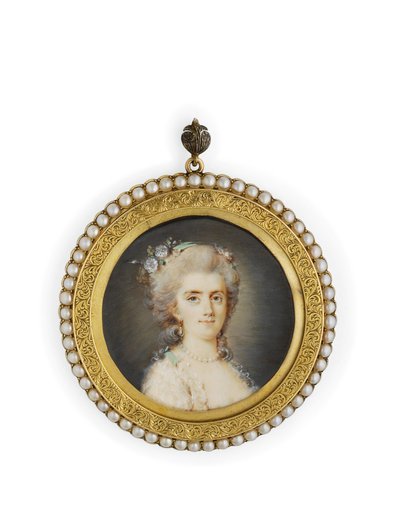 Comtesse Diane de Polignac, i decolleté-hvid kjole, blomster og pebermyntegrønt bånd i sit opslåede pudderhår, iført perlehalskæde og øreringe (akvarel på elfenben i forgyldt metalramme med spaltet perlekant) af Claude Jean Baptiste (attr. to) Hoin
