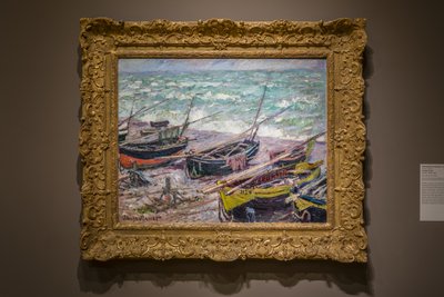 Fiskerbåde ved Étretat af Claude Monet