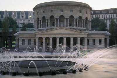 La Villette rotunde bygget i 1789 af Claude Nicolas Ledoux. af Claude Nicolas Ledoux