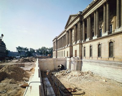 Louvres søjlegang fotograferet under restaurering, 8. september 1966 af Claude Perrault