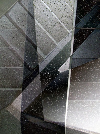 Geometrisk abstraktion i beton af Claudio Boczon