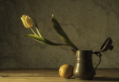 Stilleben med gule tulipaner af Codruta Georgescu