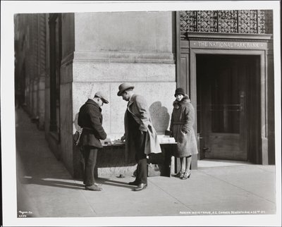 Den blinde nyhedshandler, Aaron Weintraub, ved sin stand i det sydøstlige hjørne af 7th Avenue & 32nd Street af Company Byron