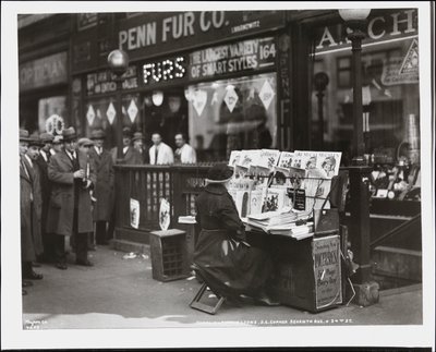 Den blinde nyhedshandler, Fannie Lyons, ved sin stand i det sydøstlige hjørne af 7th Avenue & 34th Street af Company Byron