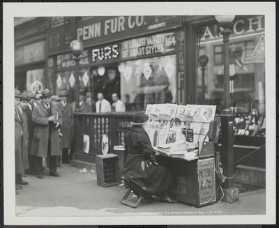 Den blinde nyhedshandler, Fannie Lyons, ved sin stand i det sydøstlige hjørne af 7th Avenue & 34th Street af Company Byron