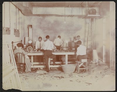 Filmlaboratorier på Carlton Motion Picture Co. med fem mænd og en kvinde, der arbejder med film, splejsning osv., New York af Company Byron