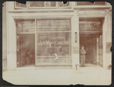Første sals facade på 122-124 E. 25th Street, Camera Building, American Cinephone Company, American Kinograph Company og dørmand, New York af Company Byron