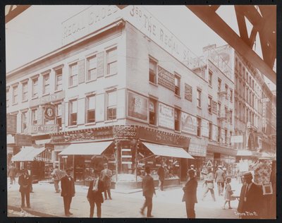 Det sydvestlige hjørne af 14th Street og 3rd Avenue, der viser Star Candies-butikken, en tandlæge, Regal Shoe-butikken og Empire Film Co. med fodgængere, reklametavler og en bjælke fra 3rd Avenue elevated railroad synlig, ca. 1905 (b/ w foto) af Company Byron