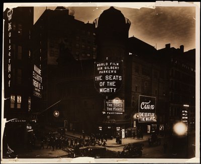 Kasinoteatret om natten, menneskemængder og biler og bygningsarbejdere, der graver på gaden, Broadway og 39th St., New York, ca. 1915 (s/h-foto) af Company Byron
