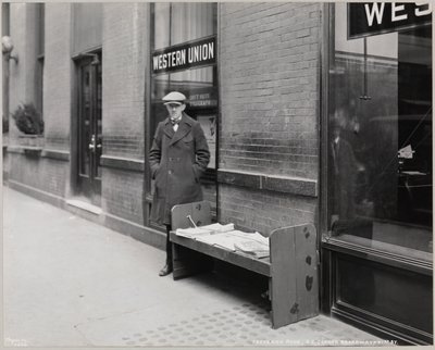 Den blinde nyhedshandler, Frederick Rode og det sydøstlige hjørne af Broadway & 41st St. Et Western Union-skilt er synligt i vinduet bag Mr. Rode af Company Byron