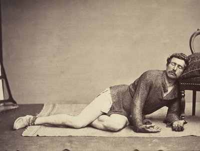Mand i ringbrynjetunika poserer som en døende soldat, ca. 1863. af Constant Delessert