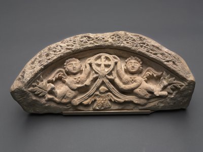 Lunette med to engle, der understøtter et vedhængskors, 400s (kalksten) af Coptic