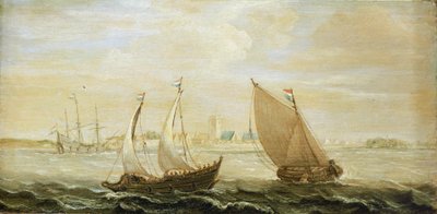 En yacht og et lille hollandsk sejlskib ud for en havn i Zuiderzee (Nordsøen) med udsigt til byen i horisonten og sandklitter til højre. af Cornelis Verbeeck
