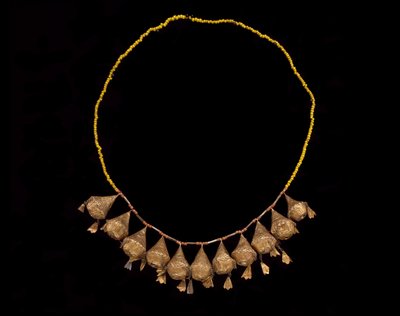 Pandebånd af en krone, slutningen af det 19.-begyndelsen af det 20. århundrede (guld, koraller og glasperler) af Culture Minangkabau
