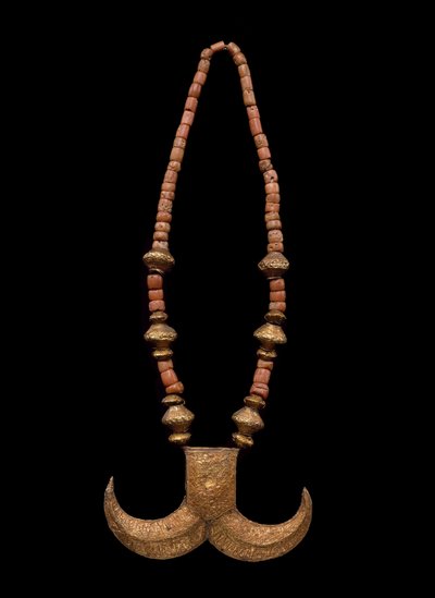 Tiger Claw Halskæde, slutningen af det 19.-begyndelsen af det 20. århundrede (guldfolie, træ, kobber og koraller) af Culture Minangkabau