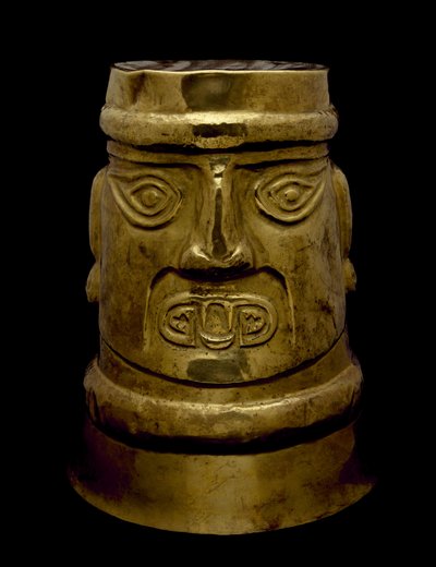 Bægerglas, der skildrer en guddom med øjne og hugtænder i Sicán-stil, 800-1350 e.Kr. (guld) af Culture Sicán