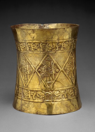 Krone, der viser herskere eller guder, der holder ceremonielle stave, 800-1350 e.Kr. (hamret og jaget guld) af Culture Sicán