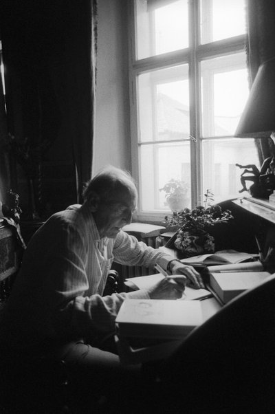 Jiri Mucha sidder ved sit skrivebord i sit hus i Hradcany, Prag af Czech Photographer