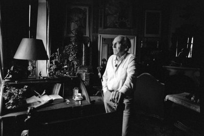 Jiri Mucha står ved sit skrivebord i sit hus i Hradcany, Prag af Czech Photographer