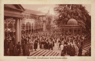 Postkort, der viser en menneskemængde, der deltager i en aftenkoncert i Kreuzbrunnen af Czech Photographer