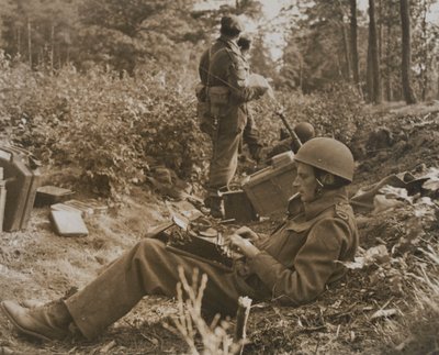 Krigskorrespondent Alan Wood skriver en forsendelse af D.M. Sgt. Smith