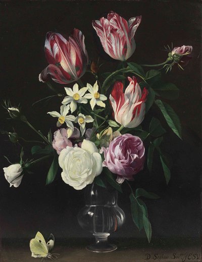 Roser, tulipaner og narcisser i en glasvase, med en sommerfugl, på en afsats af Daniel Seghers
