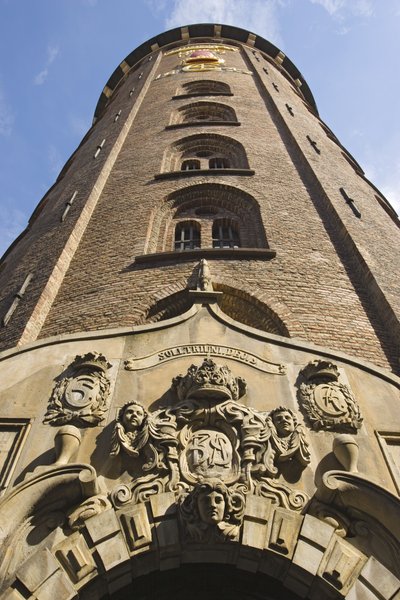 Udvendigt billede af tårnet, færdiggjort 1643 af Danish School