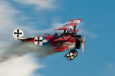 Historisk svæveflyvning med en rød trevinget flyver af Darek Siusta