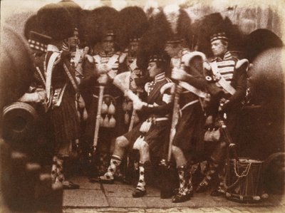 [Officer for 92. Gordon Highlanders læser for tropperne, Edinburgh Castle], 9. april 1846. Skabere: David Octavius Hill, Robert Adamson, Hill & Adamson. af Hill and Adamson