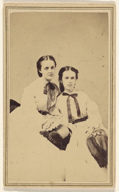 [To uidentificerede unge kvinder, siddende]. af David R.H. Hoag and Quick