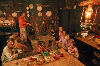 En familie sidder sammen før middagen. Tenggerese, Java, Indonesien. af Dean Conger