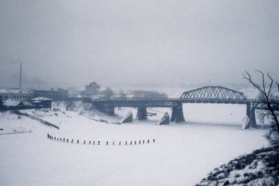 Novosibirsk, Ob-floden, Sibirien, USSR, Studerende krydser den frosne Ob-flod til fods i sne, vinter 1976 (foto) af Dean Conger