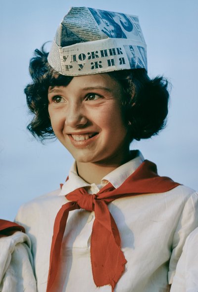 Ung pige i Ung pionerlejr, obligatorisk ungdomsorganisation, til sovjetisk indoktrinering, KHABAROVSK, USSR af Dean Conger