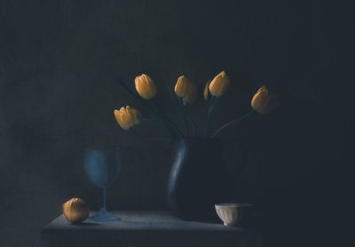 Stilleben med stemningsfulde gule tulipaner af Delphine Devos