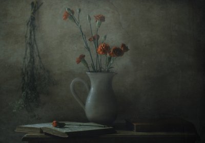 Stilleben med en stille nellike af Delphine Devos