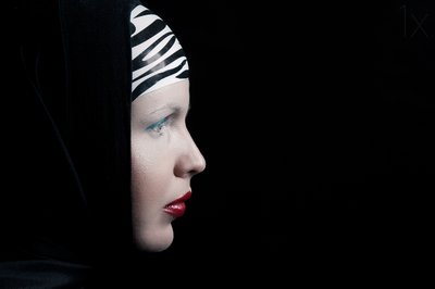 Profil på en mystisk kvinde af Denisa Justusová Šumcová