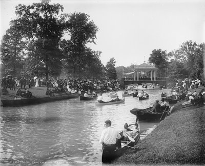 Bandkoncert på Grand Canal, Belle Isle Park, 1903-20 af Detroit Publishing Co.