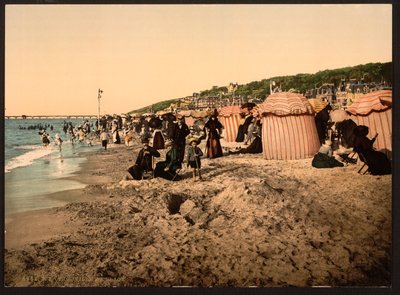 Stranden ved badetid, Trouville-sur-Mer, Frankrig, ca. 1905 (farvet foto) af Detroit Publishing Co.