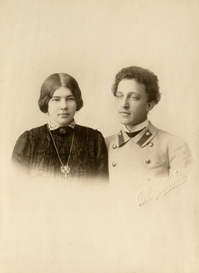 Portræt af digteren Alexander (Alexandre) Aleksandrovich Blok (1880-1921) med sin kone. Silver Gelatine Photography af Dmitri Spiridonovich Zdobnov (slutningen af det 19. århundrede) af Dmitri Spiridonovich Zdobnov
