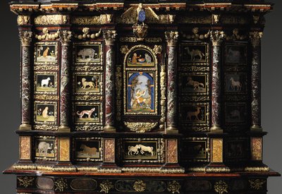 Louis XIV skab-på-stand (forgyldt bronze, pietra dura, skildpadde, ask, eboniseret og pakkeforgyldt) (se også 1766355-6) af Domenico and Gobelins workshop (attr. to) Cucci