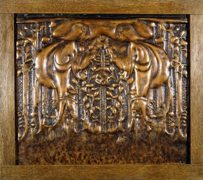 Et dekorativt blypanel støbt i højrelief, forestillende to modstående stiliserede piger af Donald McKay Stoddart