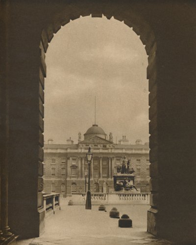 En forbipasserende udsigt over Somerset House fra The Strand, c1935. af Donald McLeish