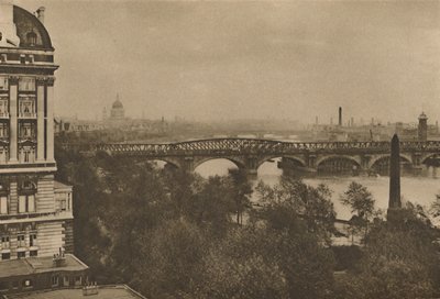 Adelphi Terrace har udsigt over floden mod øst fra Hotel Cecil til Tower Bridge, c1935. af Donald McLeish