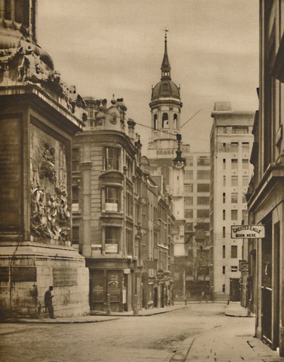 Ved bunden af monumentet Fish Street Hill, c1935. af Donald McLeish